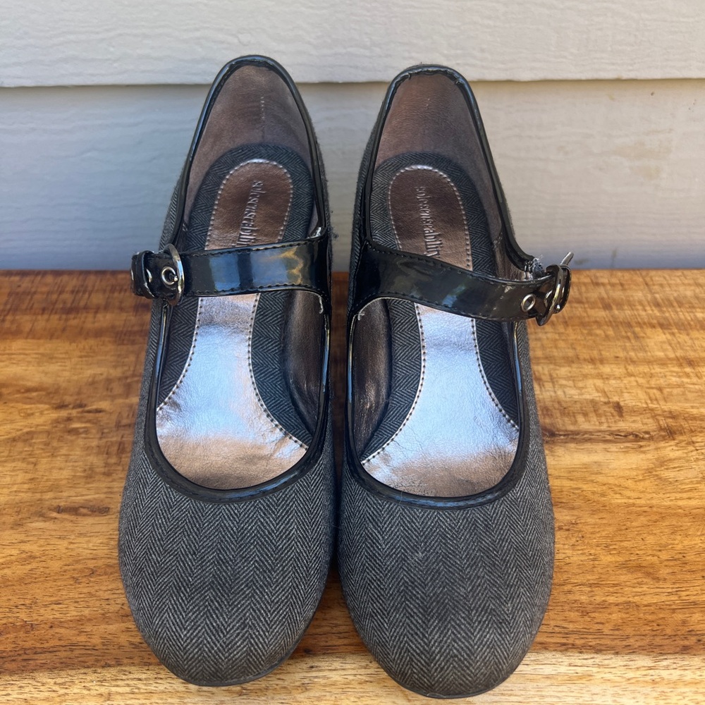 Houndstooth pumps with black strap size 8